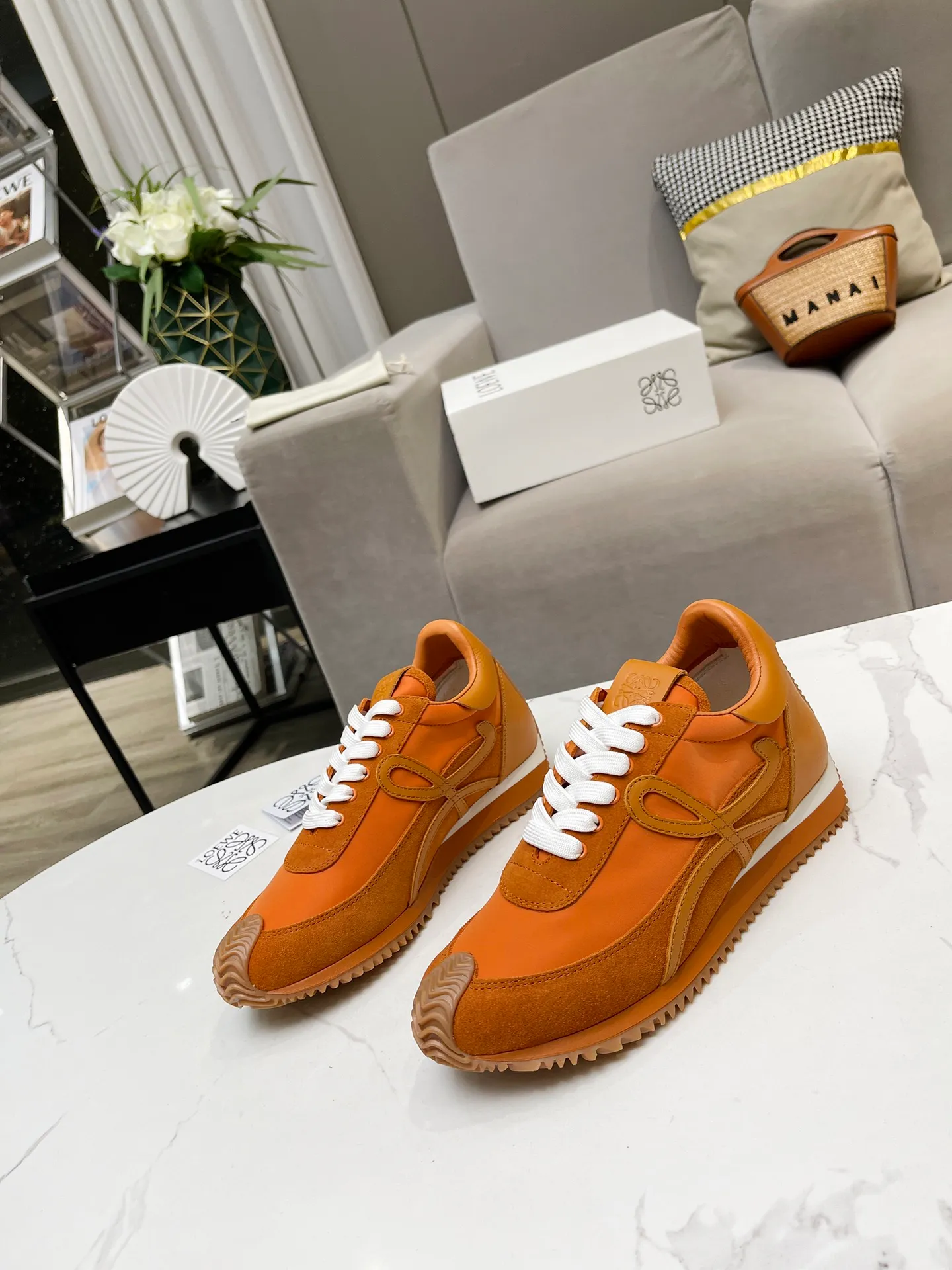 👟👟Ex-factory price 520👟👟 Men's code +10 Women's model: 35--39 (customized code 40 for women), Men's model: 40--44 (customized code 45 for men), 🔥🔥Hot LOEWE 2024 latest inner color block moral training shoes Forrest Gump shoes super good-looking super versatile color block stitching upper Very high-end hidden inner vagina 4cm! The heel has a novel design, is soft and comfortable, and has an exclusive brand logo on the side. It will be rated as the most comfortable sneaker of the year and is a must-have for your shoe cabinet!  The upper is made of special original cowhide + original cloth imported from Australia. The cowhide insole / original private model is exclusively customized with a 1:1 outsole!  Complete set in original packaging.